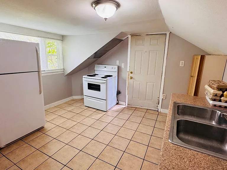 748 Chatham NW — Photo 8