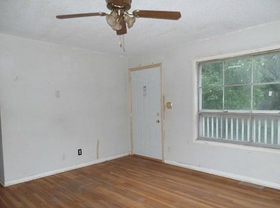 4th image of 823 N 83rd Dr