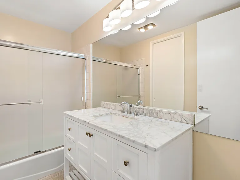 5340 Yarmouth Ave #108 — Photo 17