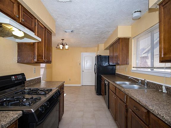 4th image of 2115 Pepperglen Ct