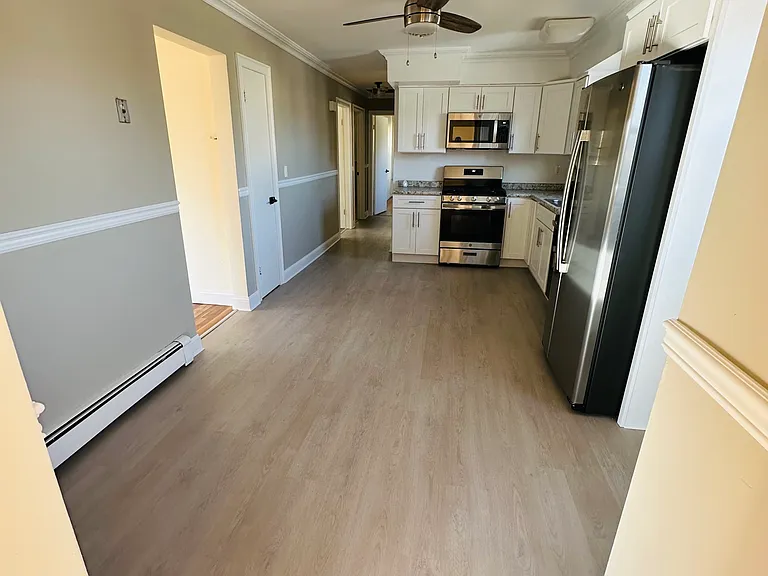 New Spacious Eat in Kitchen
