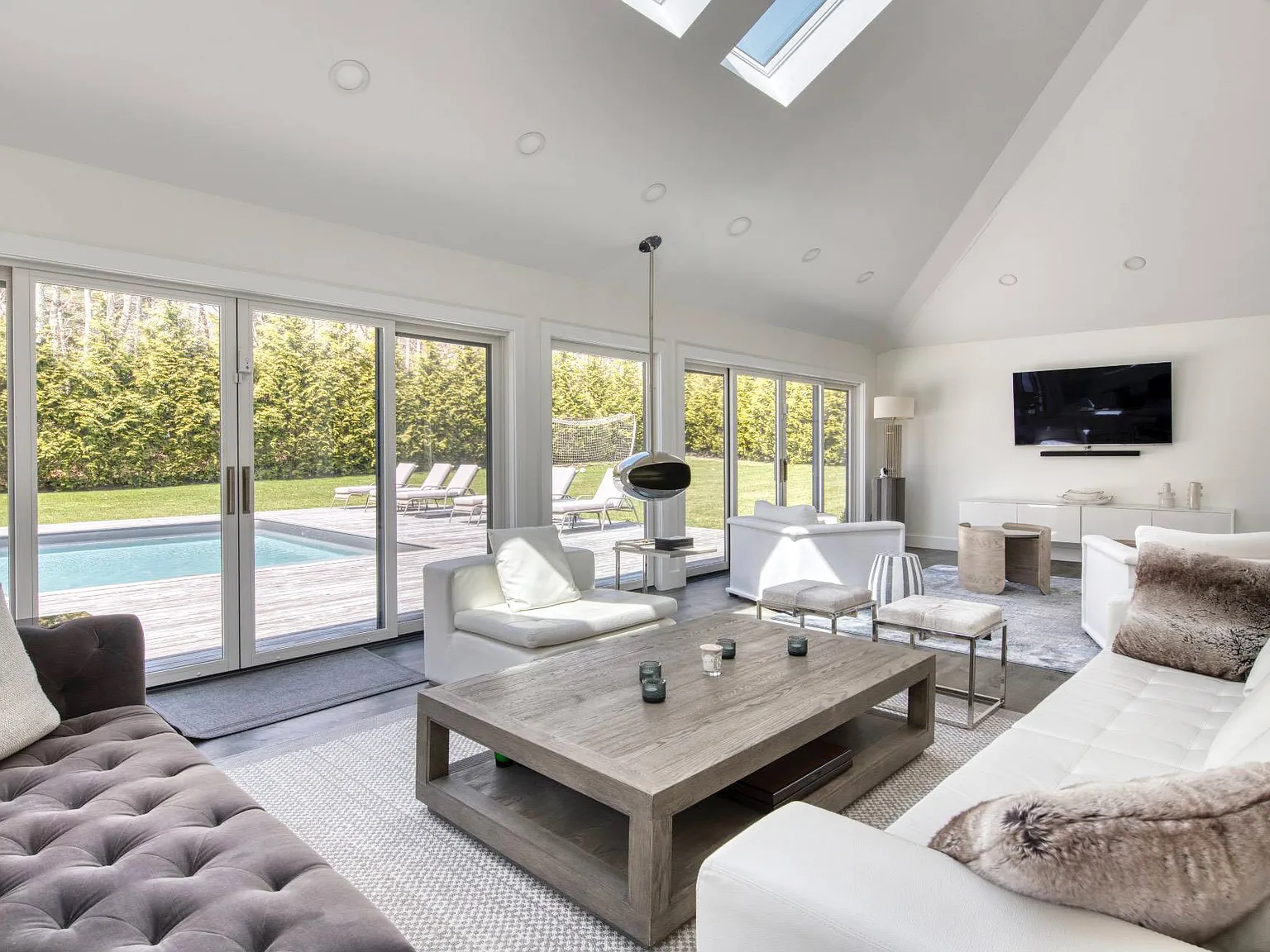 Water Mill Modern on Private Acre with Pool and Outdoor Shower — Photo 3