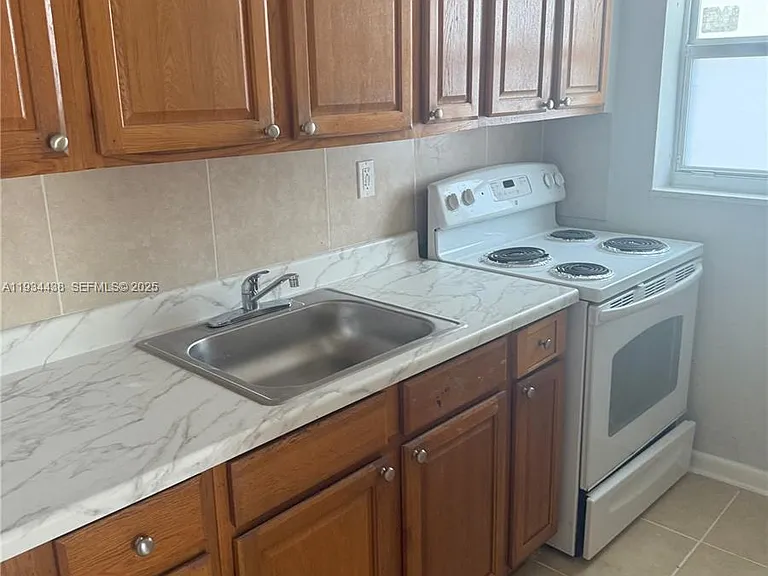 621 SW 15th Ave #4 — Photo 5