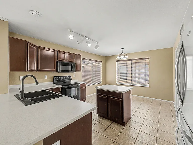 4809 W Valencia Dr — Photo 7