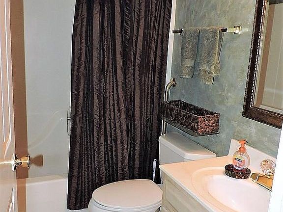 Guest full bath 
