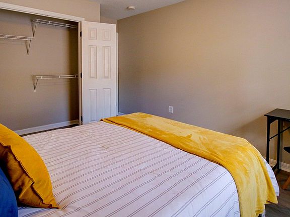 Spacious room with desk and chair