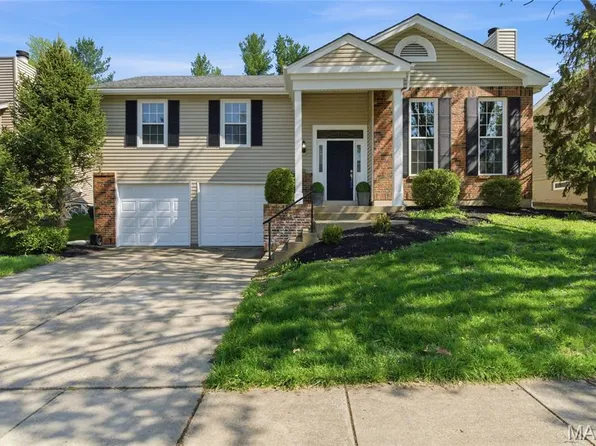 2466 Maple Crossing Dr, Ballwin, MO 63011