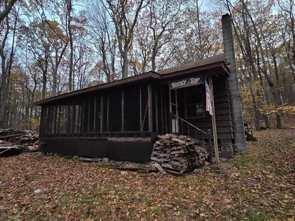 160 Five Mile Meadow Rd, Dingmans Ferry, PA 18328