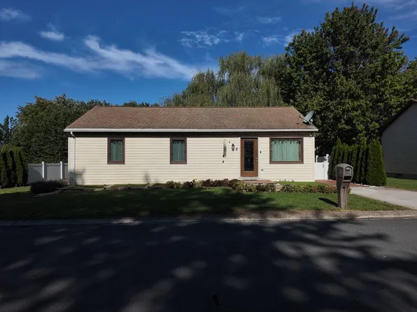 8 E Locust Ln, New Oxford, PA 17350