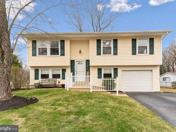 922 Barrington Dr, Waldorf, MD 20602
