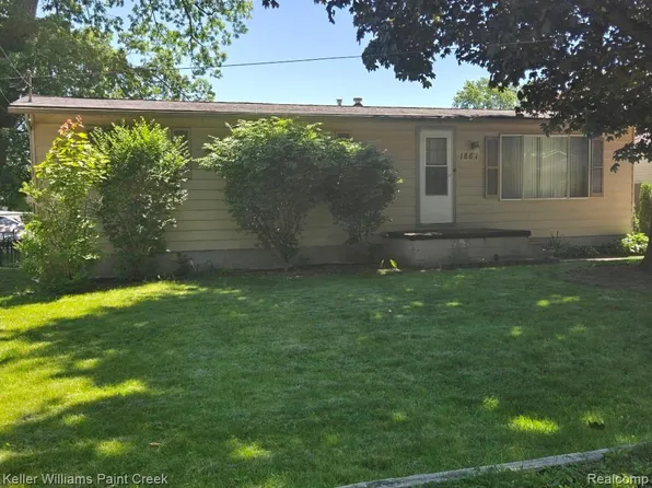 1867 Rustic Ln, Keego Harbor, MI 48320
