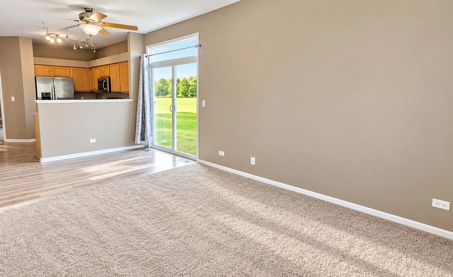 2 bed, 1.5 bath, 939 sqft, $1,800 — Photo 3