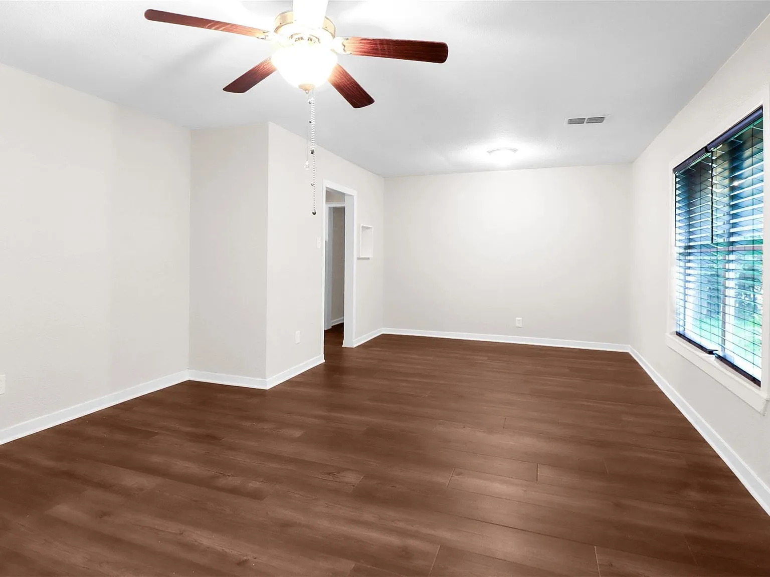 3 bed, 1.0 bath, 1476 sqft, $1,600 — Photo 3