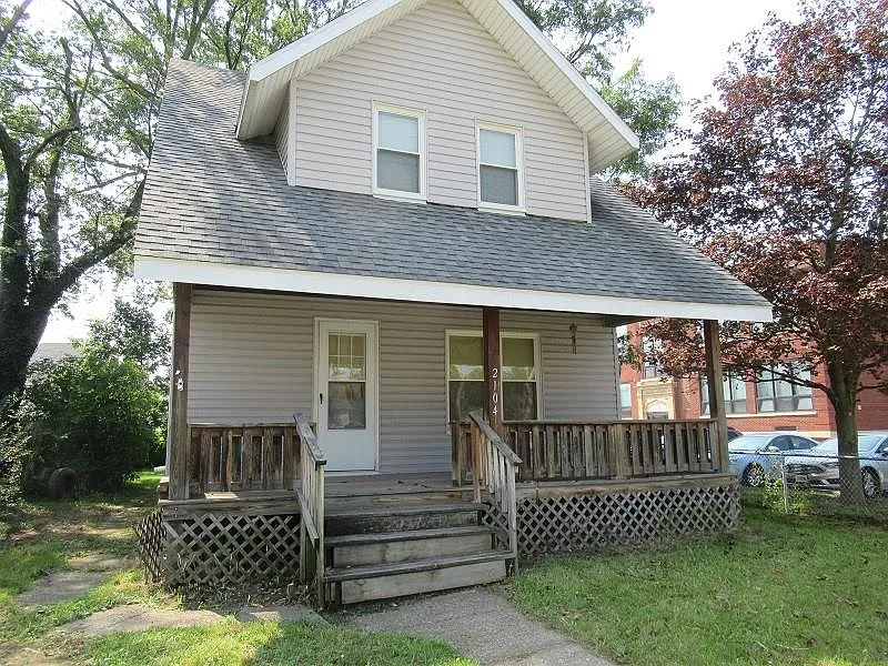 2104 Willow St photo 1