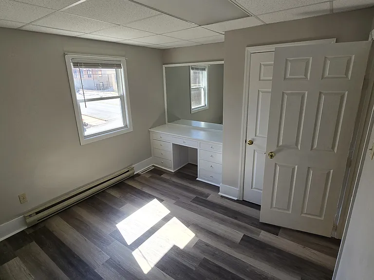 BR with built in desk and mirror
