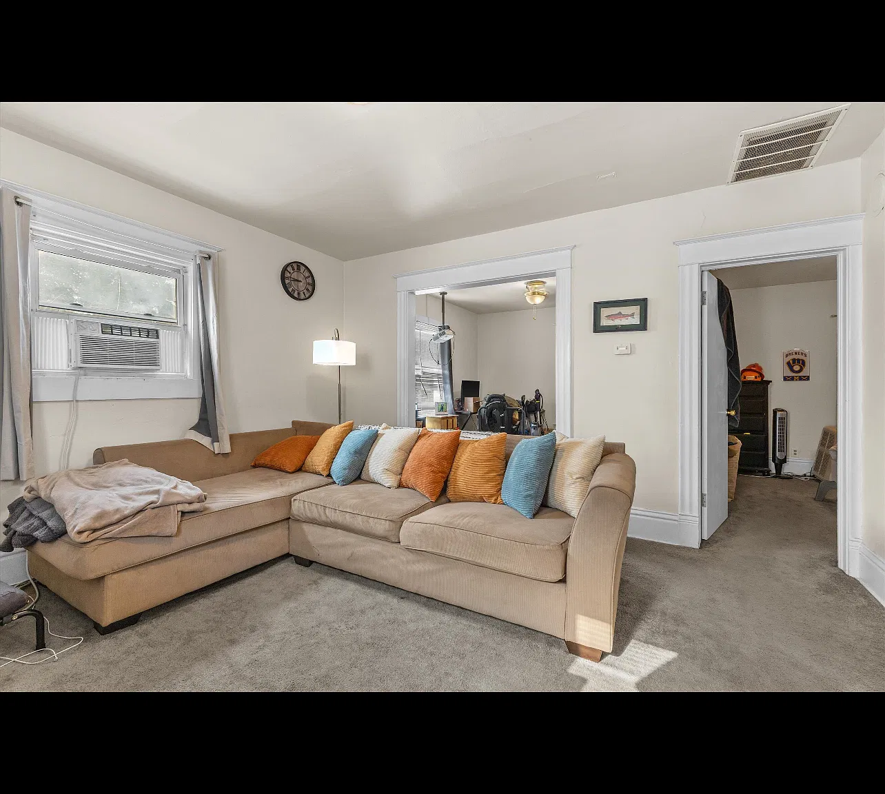 3 bed, 950 sqft, $1,300 — Photo 2