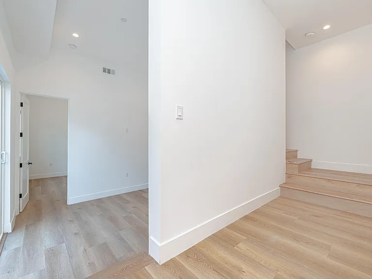 614 1/2 N Rampart Blvd — Photo 11