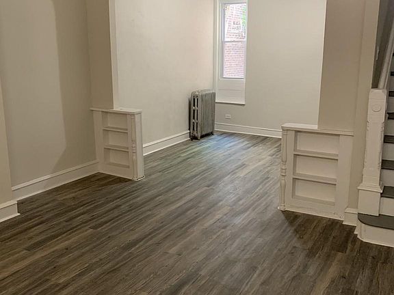3rd image of 820 E Woodlawn Ave