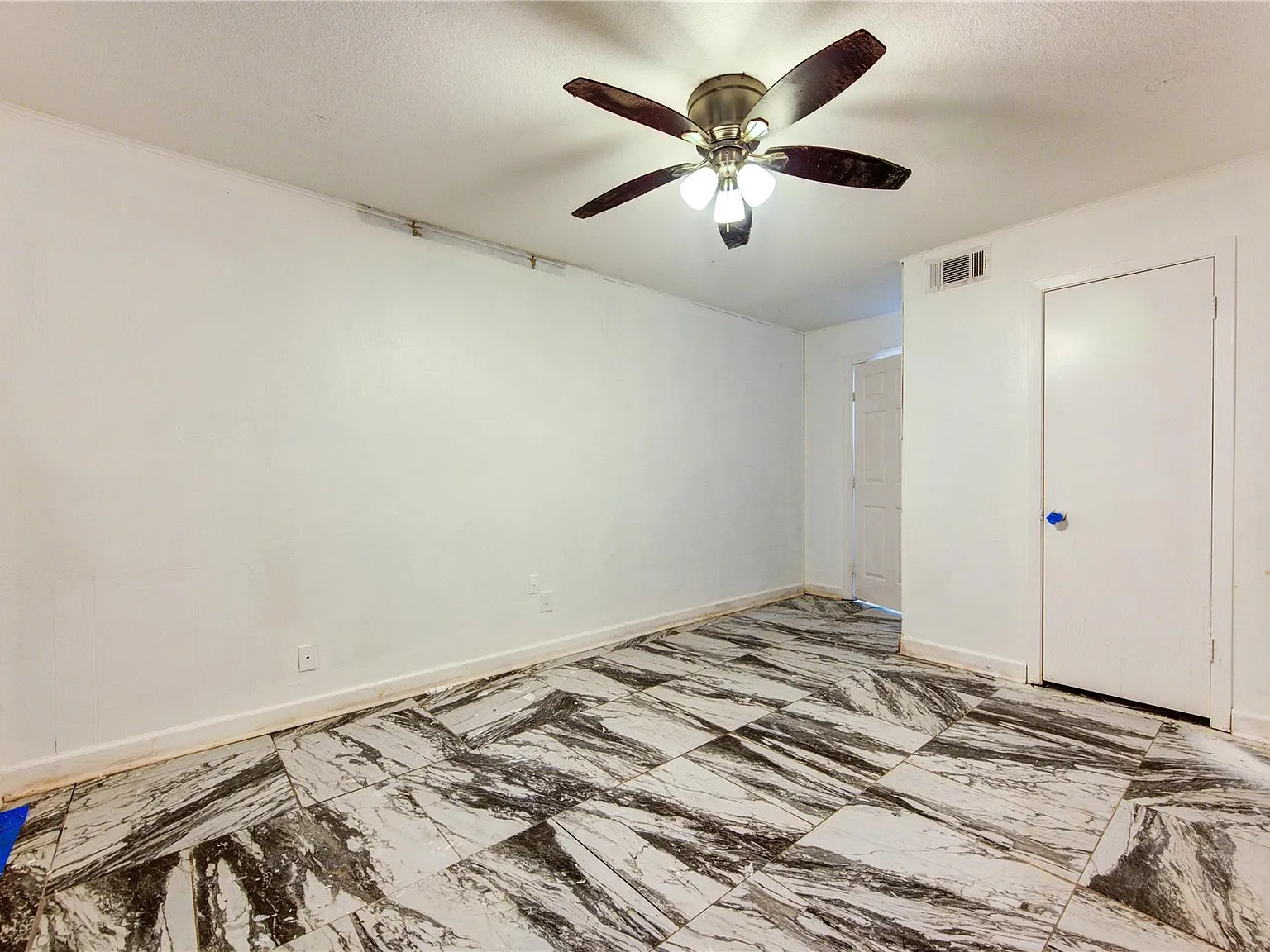 4 bed, 2.0 bath, 2365 sqft, $2,395 — Photo 4