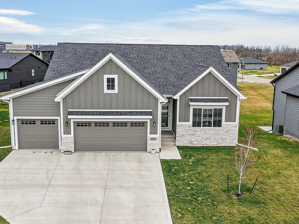 1st image of 870 NW Sandy Hollow Cir