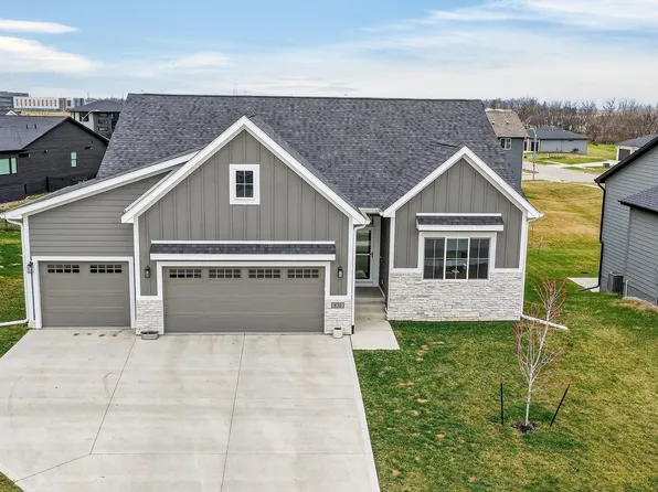 870 NW Sandy Hollow Cir, Waukee, IA 50263