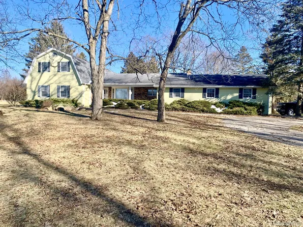 475 Rustic Hills Rd, Holly, MI 48442