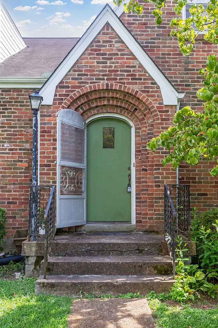 Cottage-Style Home Near Belmont with Garage and Basement — Photo 2