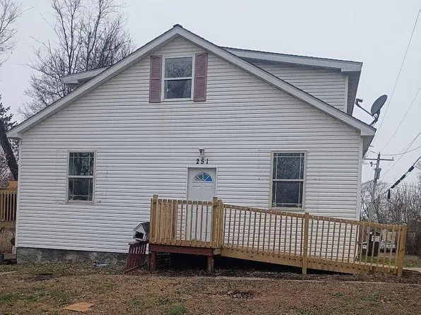 251 7th St, Carlyle, IL 62231