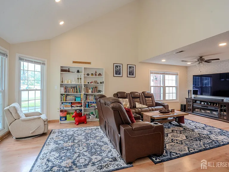 63 Carlisle Ct — Photo 7