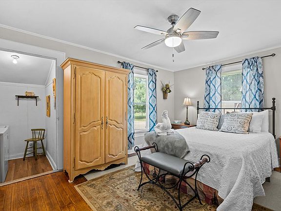 2nd image of 158 Hill St