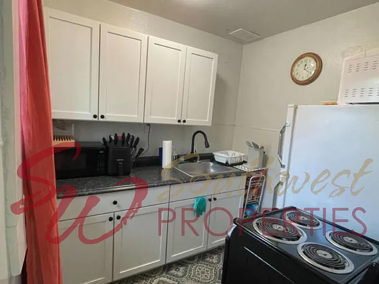 580 Everett St — Photo 6