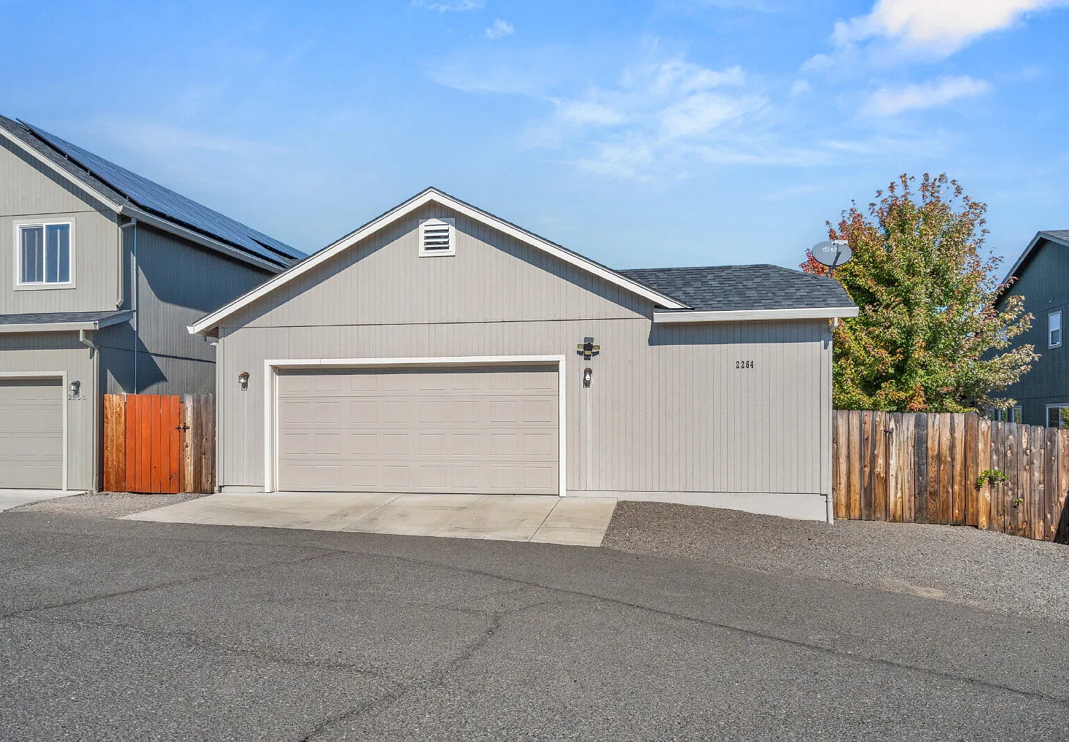 Charming Single-Family Home with Mountain Views in Medford, OR — Photo 2