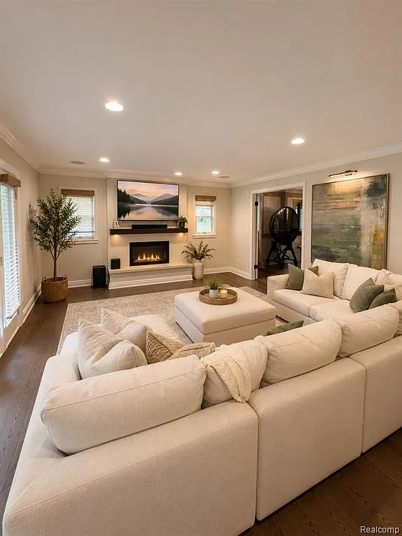 5 bed, 3.5 bath, 3341 sqft, $7,600 — Photo 3
