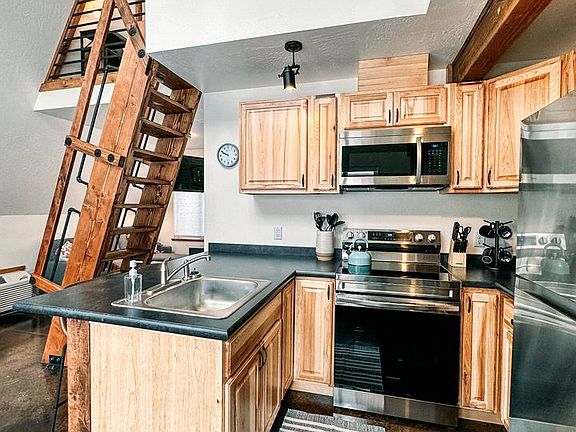 4th image of 518 Iowa Ave Unit 2