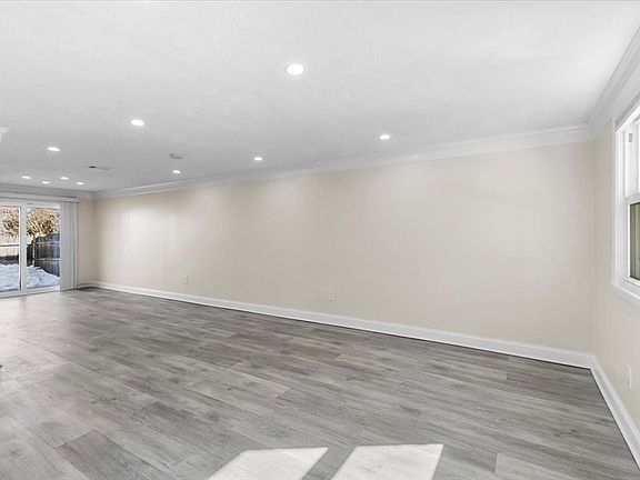 5th image of 8 Captain Cook Ln #8