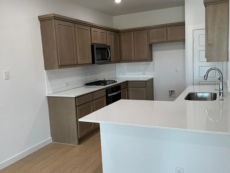 2817 Foxwood St — Photo 18