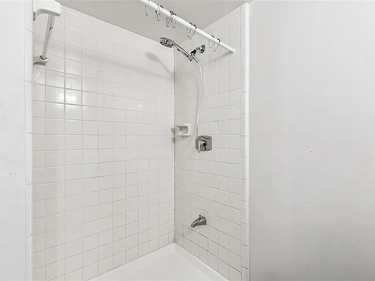 855 E Brandon Blvd — Photo 8