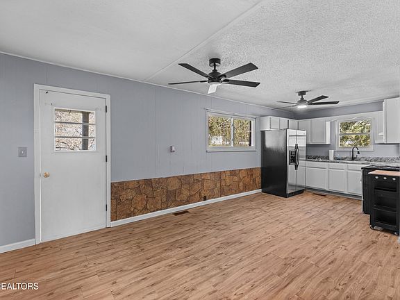 2nd image of 300 Glade Cir