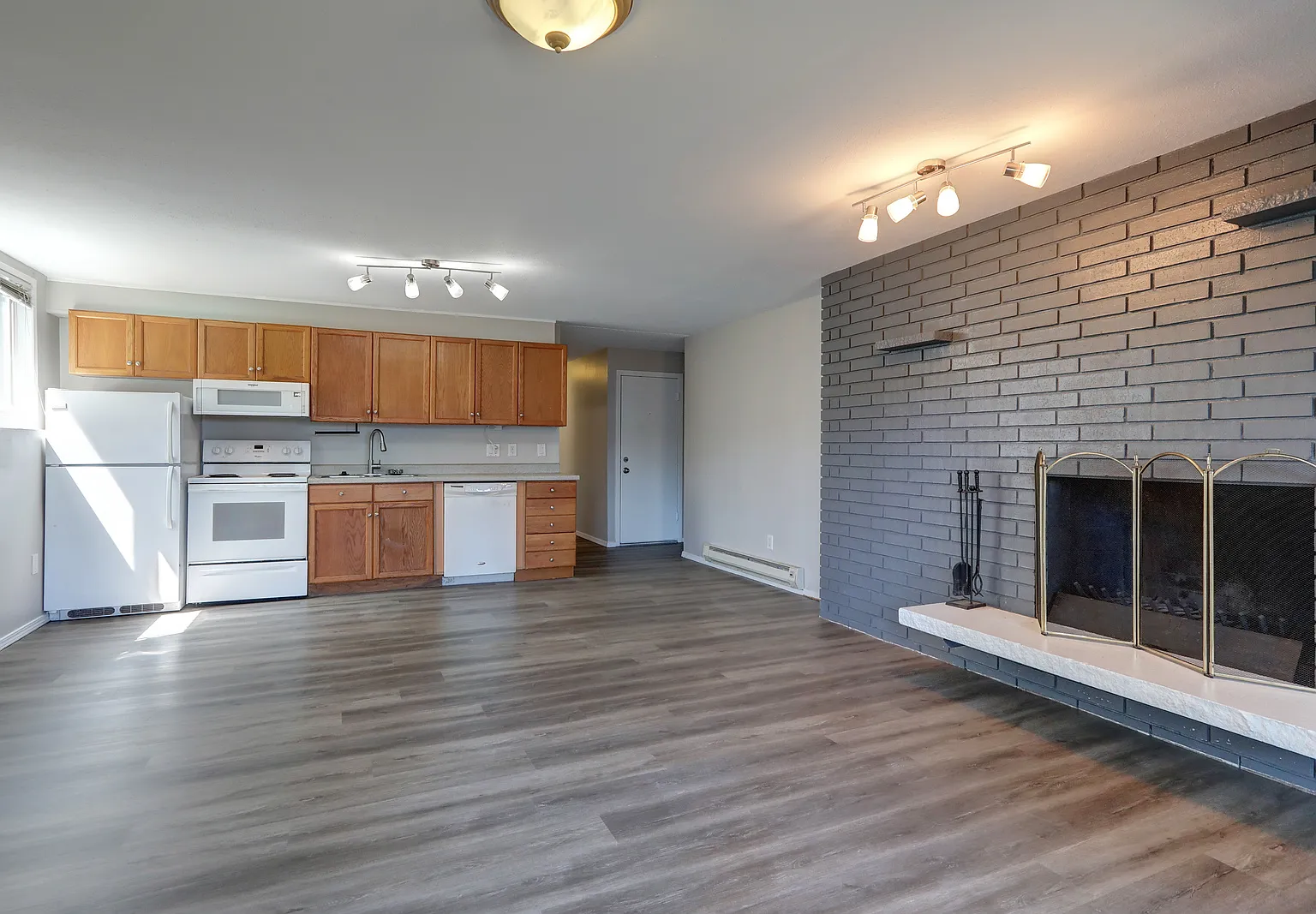 2 bed, 800 sqft, $2,300 — Photo 3