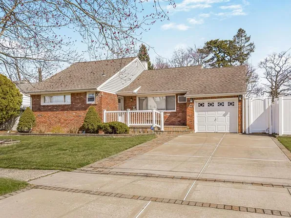 29 Jane Drive, North Babylon, NY 11703