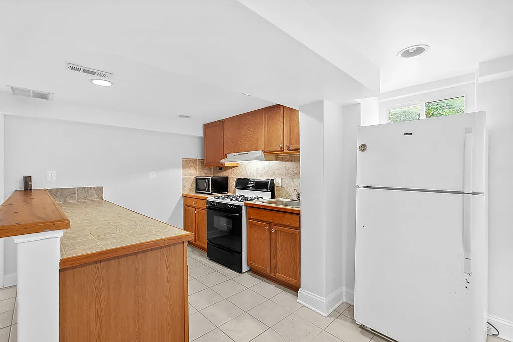 1 bed, 2048 sqft, $1,200 — Photo 2