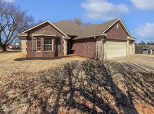 305 N Lakeside Ter, Mustang, OK 73064
