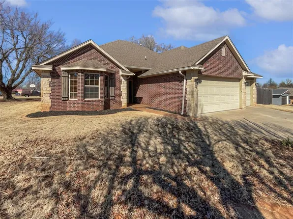 305 N Lakeside Ter, Mustang, OK 73064