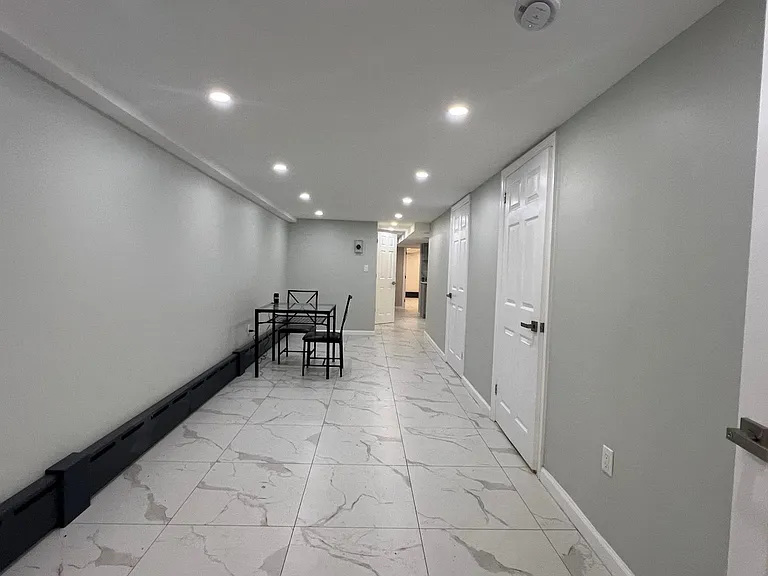 251 E 46th St #1 — Photo 3