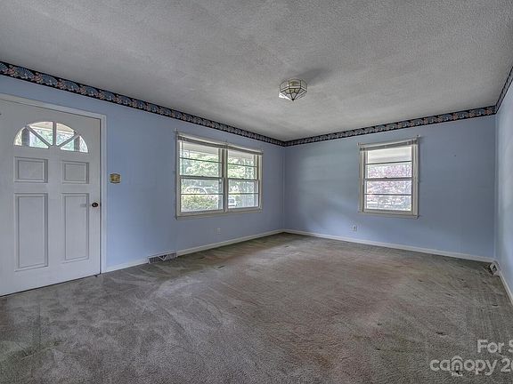 5th image of 526 Julia Ave