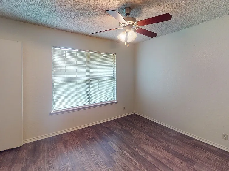 1109 S Avenue B — Photo 13