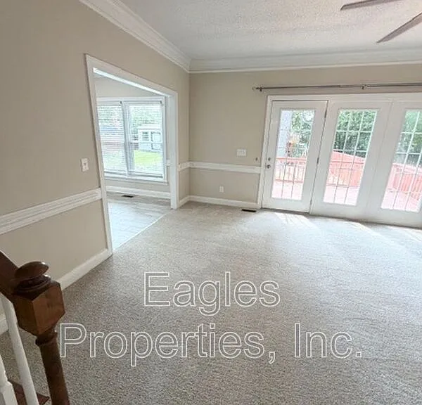 242 N Marion Dr — Photo 10