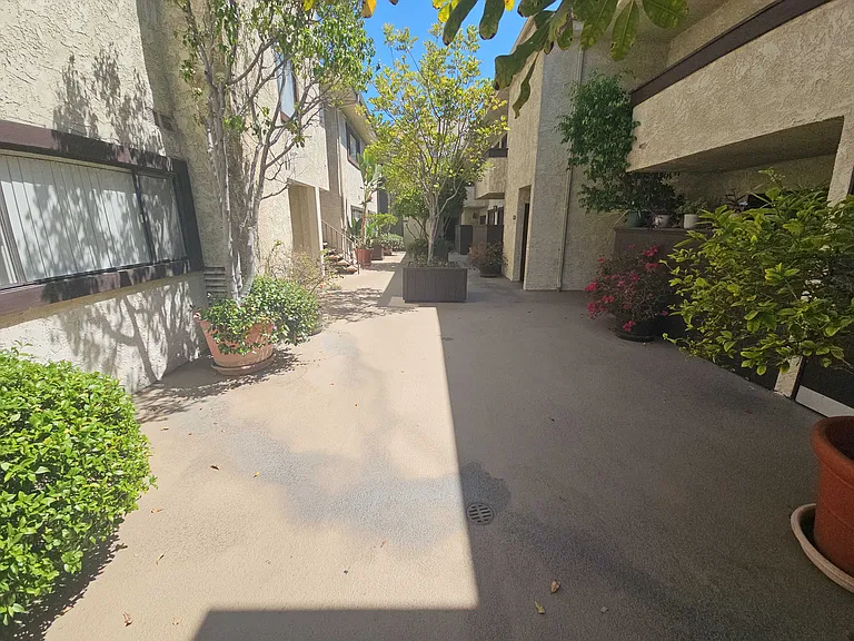 Coldwater Canyon Ave — Photo 11