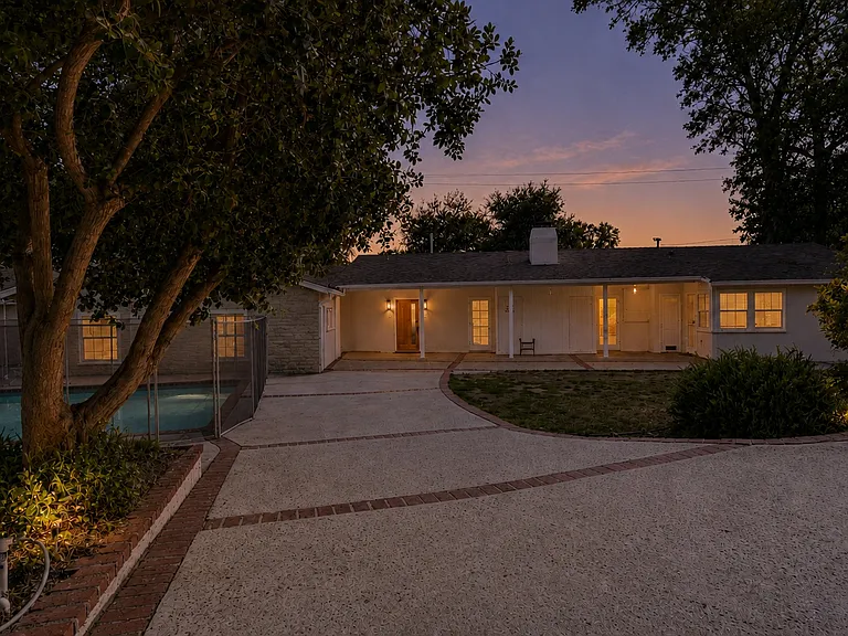 4711 Tyrone Ave — Photo 57