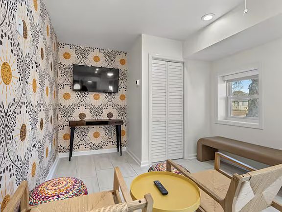 5th image of 401 37th Ave S #106